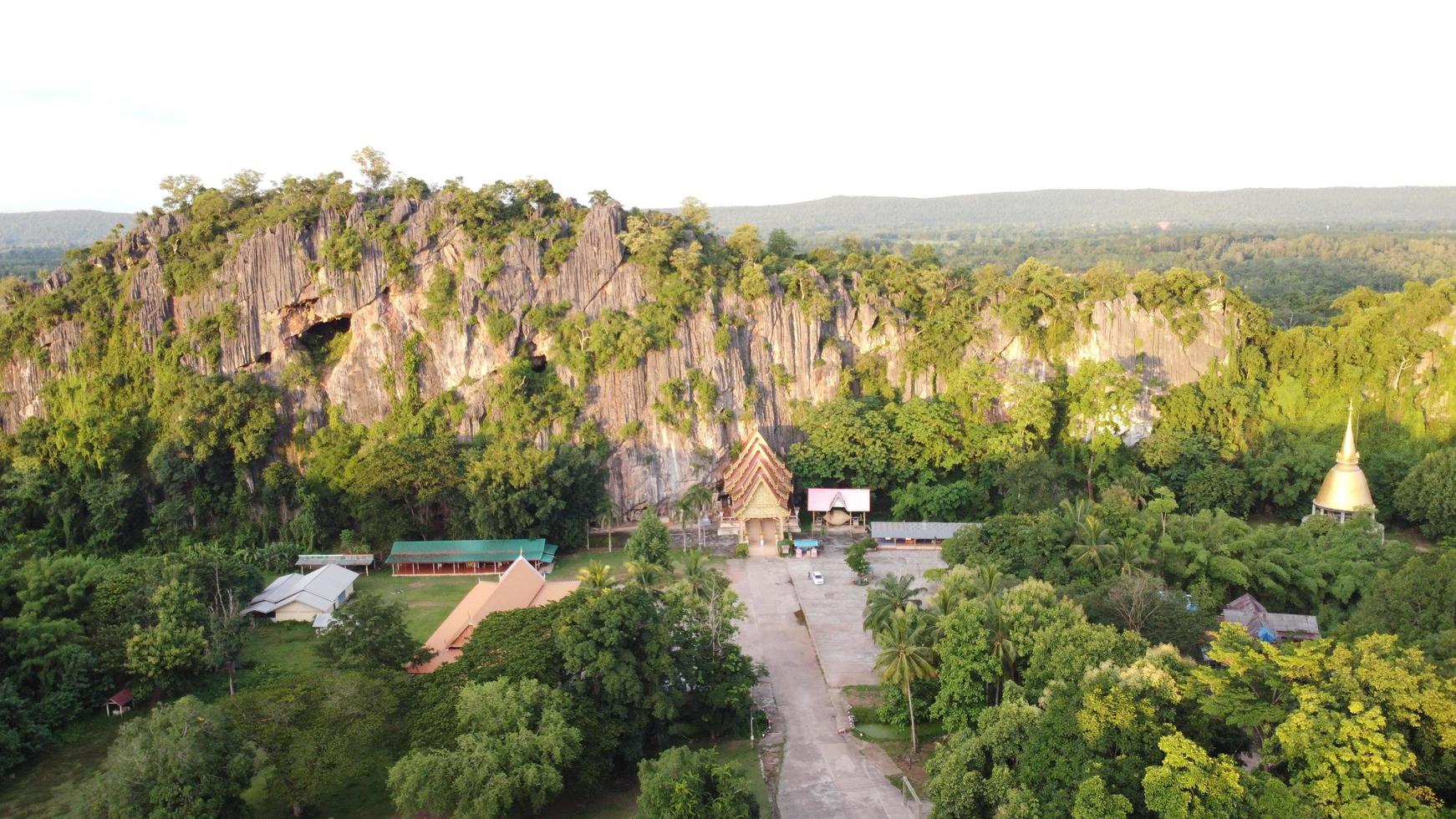 hermosa vista aérea de la montaña con templo en tailandia. foto