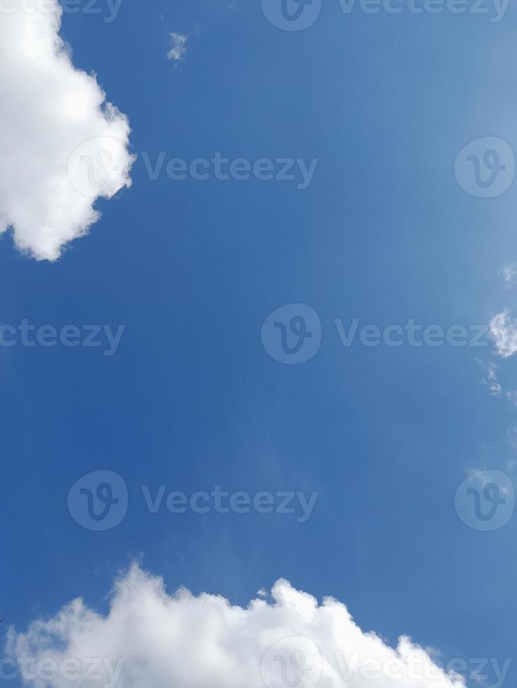 fondo de cielo azul y nubes blancas durante el día foto