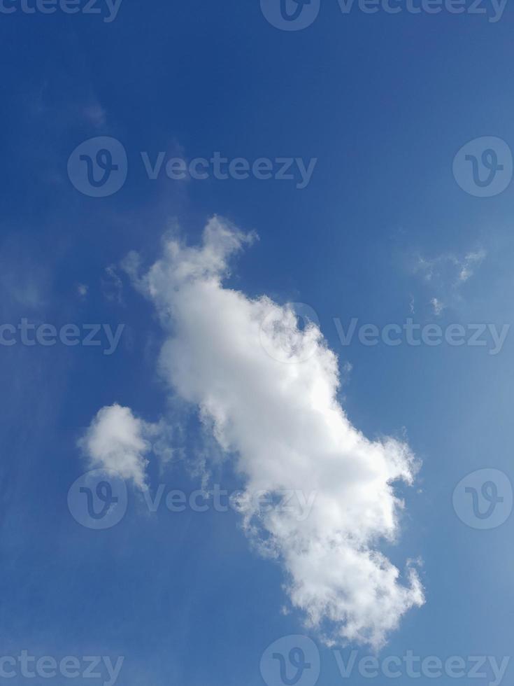 Blue sky and white clouds background on daytime photo