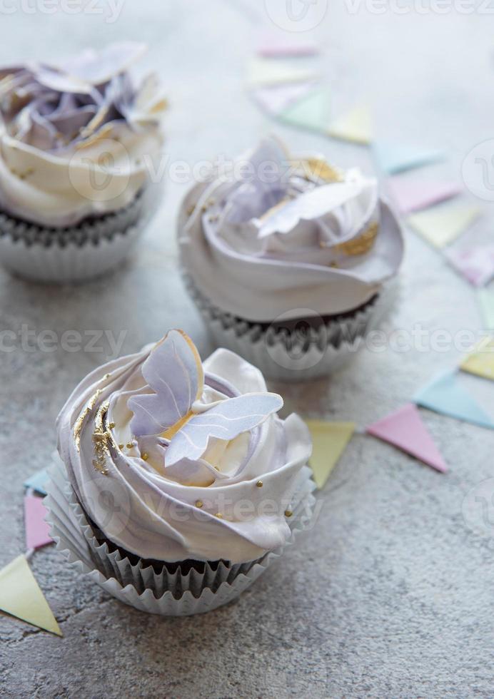 cupcakes con decoración de mariposas foto