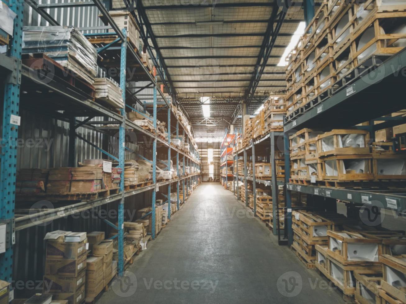 desenfoque de fondo de imagen de almacenamiento de almacén moderno de tienda minorista. interior de almacén con estantes para guardar material de producción, paletas y cajas. almacén vacío lleno de carga. foto