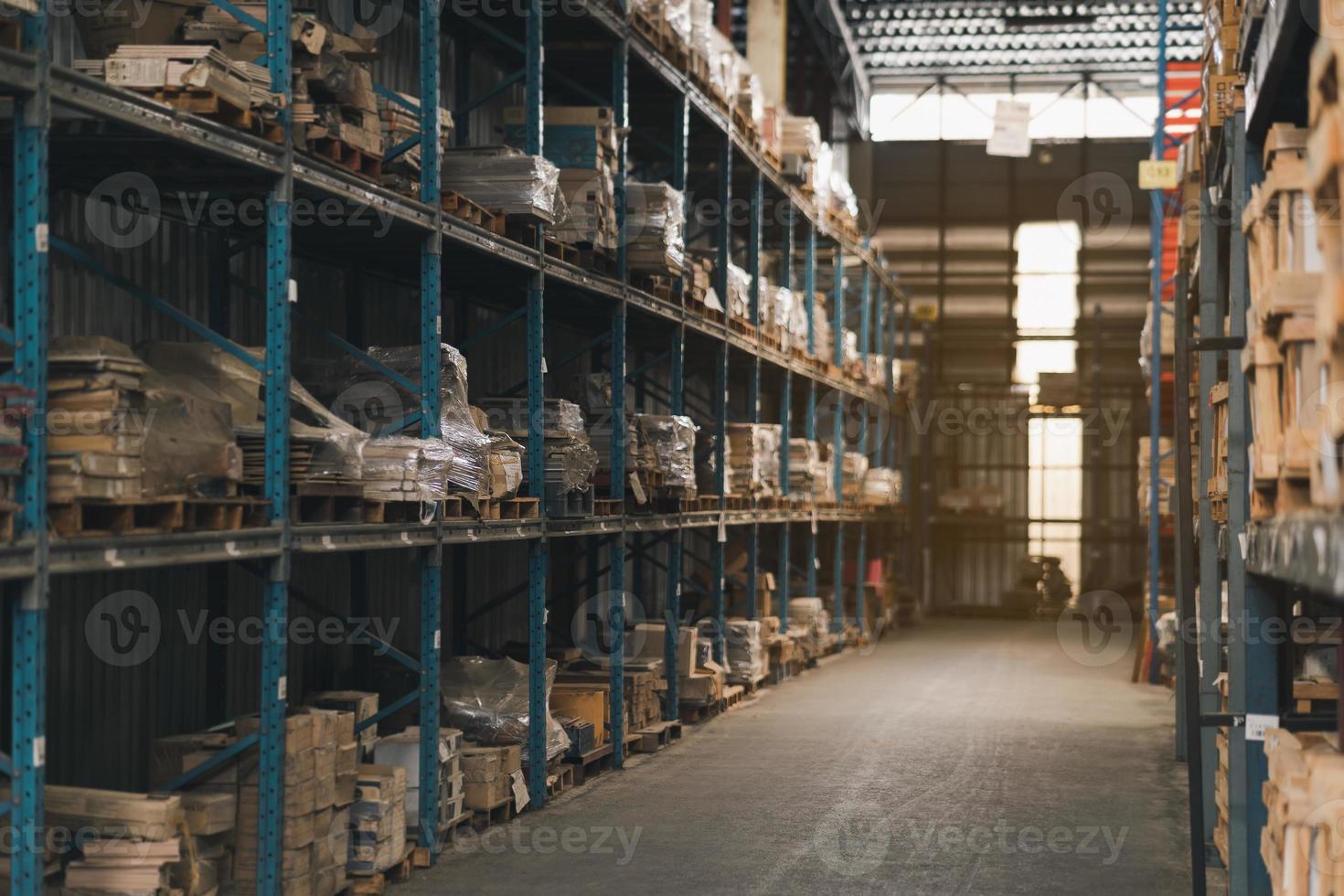 almacenamiento de almacén de negocios industriales de tienda minorista. interior de almacén con estantes para guardar material de producción, paletas y cajas. almacén vacío lleno de carga. concepto industrial. foto