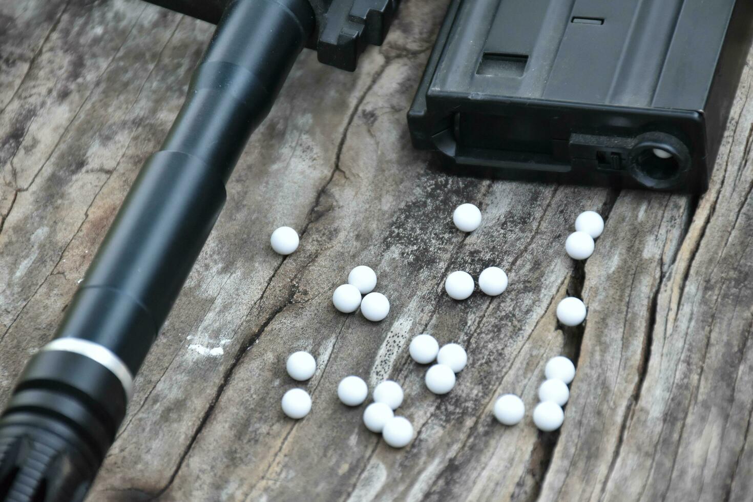 primer plano de balas de plástico blanco de pistola airsoft o pistola bb en  suelo de madera, enfoque suave y selectivo en balas blancas. 6684786 Foto  de stock en Vecteezy