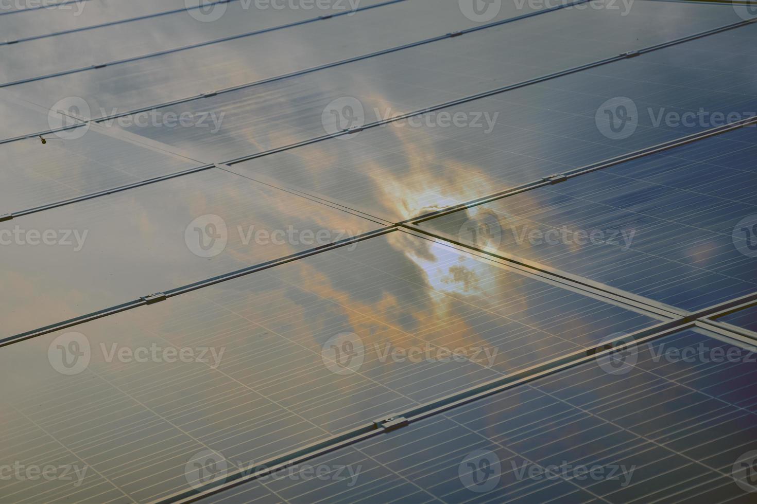 panel fotovoltaico, nueva tecnología para almacenar y utilizar la energía de la naturaleza con la vida humana, la energía sostenible y el concepto de amigo del medio ambiente. foto