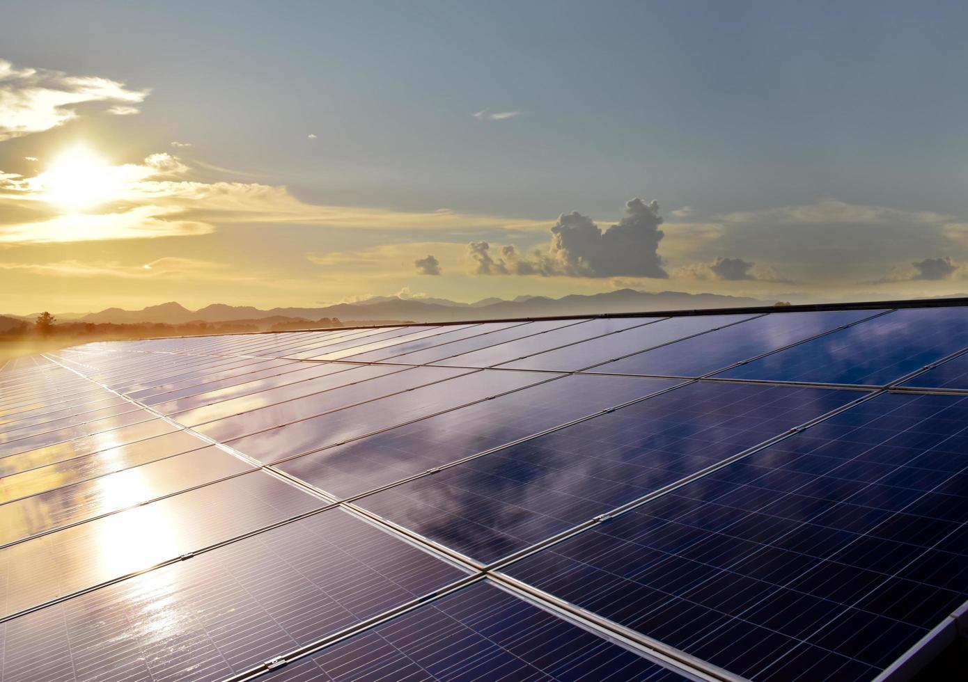 panel fotovoltaico, nueva tecnología para almacenar y utilizar la energía de la naturaleza con la vida humana, la energía sostenible y el concepto de amigo del medio ambiente. foto