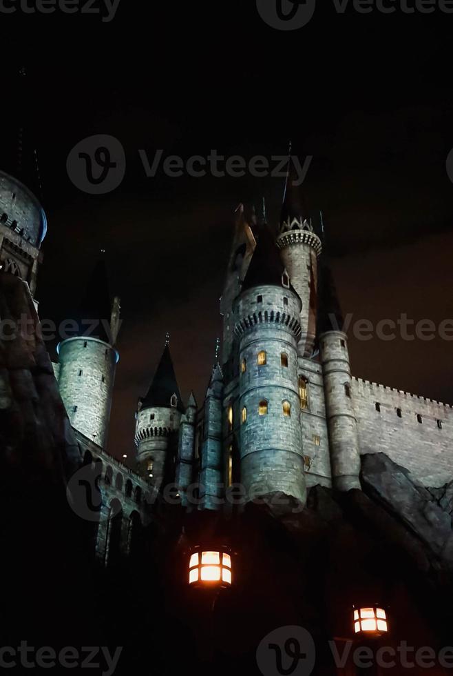 osaka, japón el 8 de julio de 2019. un espectáculo de luces muy hermoso por la noche en el castillo de hogwarts que debes y debes ver cuando visites universal studios japan. foto