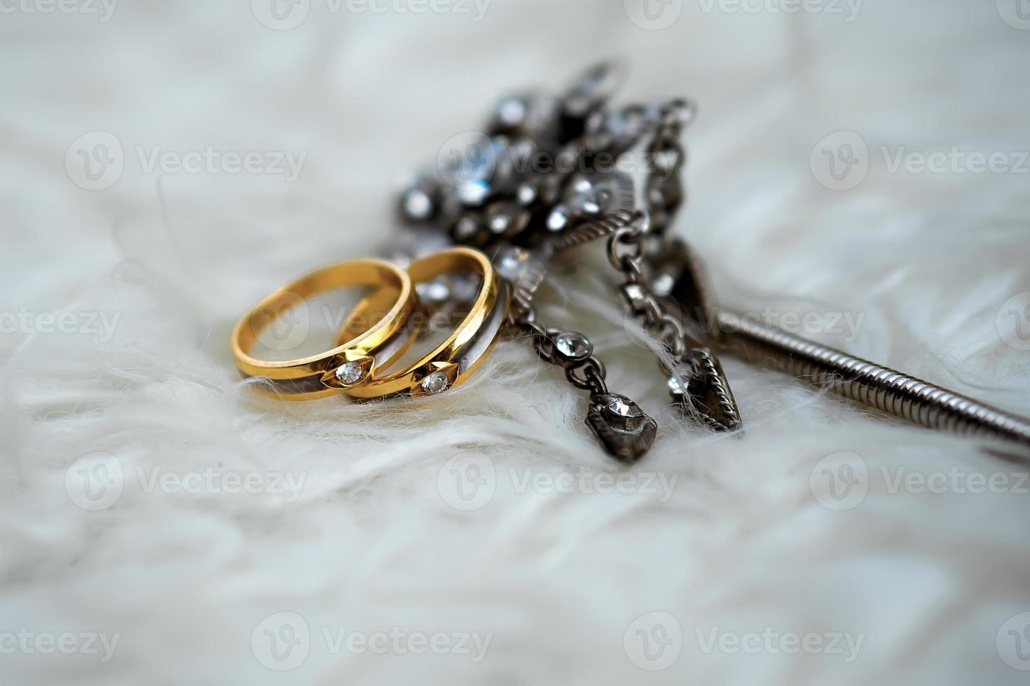 un anillo de oro para la boda foto