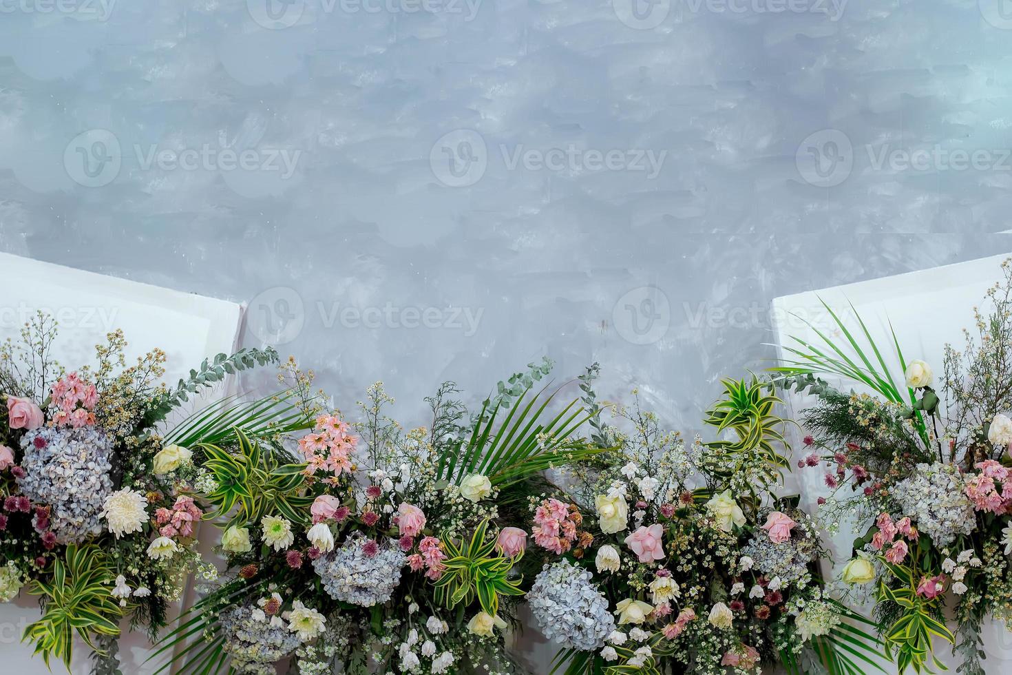 arreglos florales. patrón de flores y hojas. diseño de lista, espacio de copia. decoración de boda. fondo de boda con flores. decoración. fondos de pantalla textura. foto