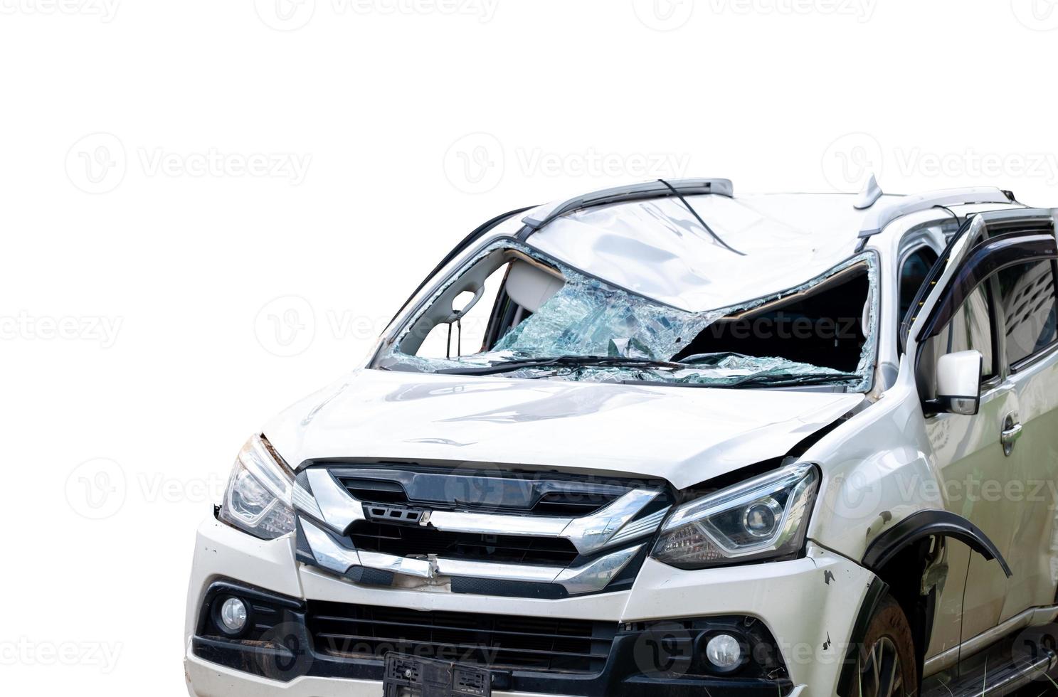 la parte delantera del coche blanco se daña por accidente en la carretera. coches dañados después de la colisión. aislado sobre fondo blanco con trazado de recorte foto