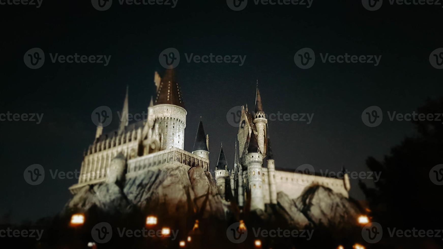 osaka, japón el 8 de julio de 2019. un espectáculo de luces muy hermoso por la noche en el castillo de hogwarts que debes y debes ver cuando visites universal studios japan. foto