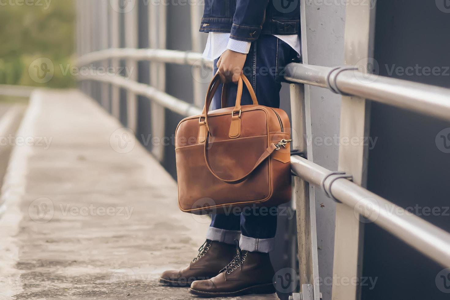 zapatos y bolsos en un ambiente abierto foto