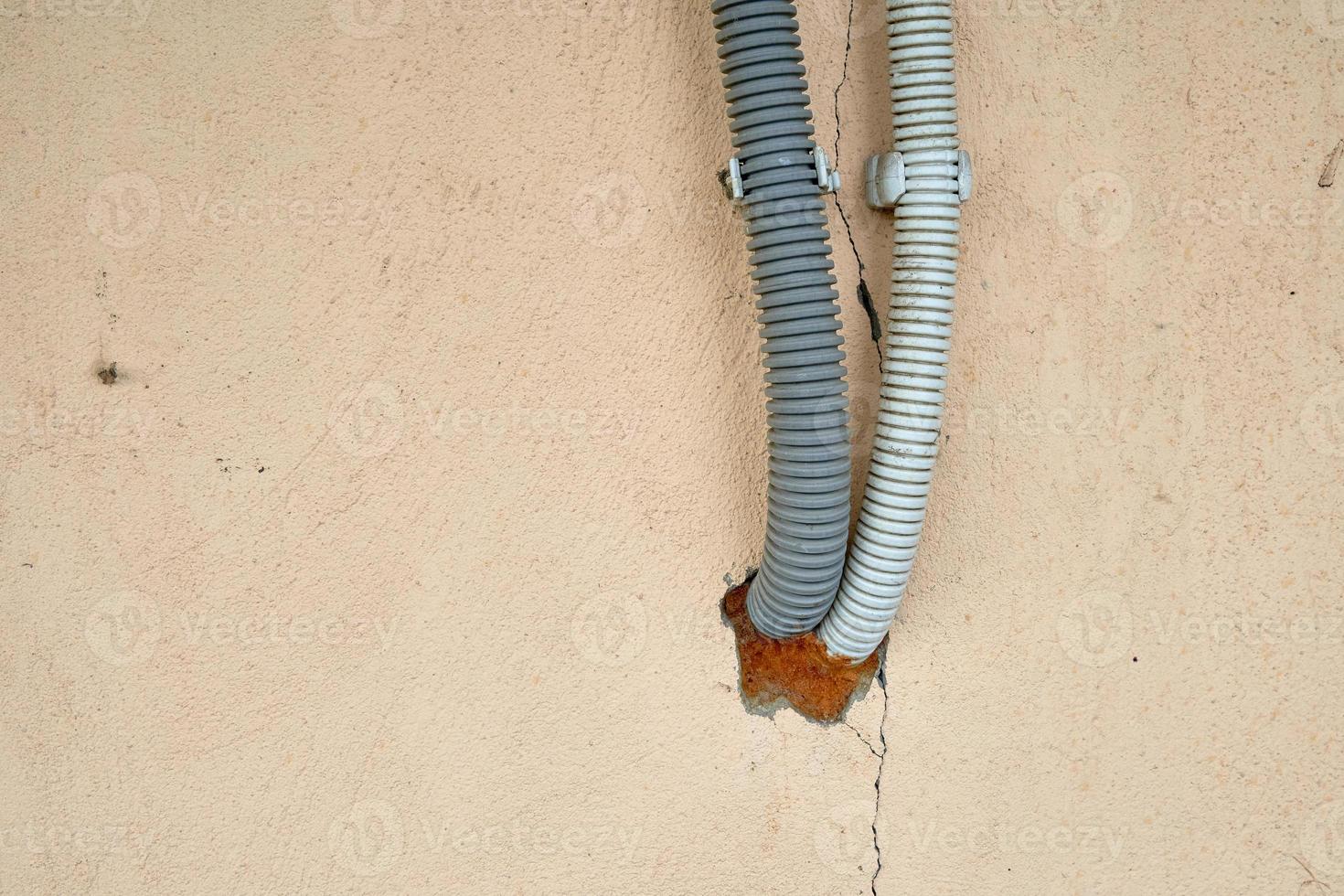 carcasa de plástico corrugado para tender cables eléctricos en la pared de la casa. foto