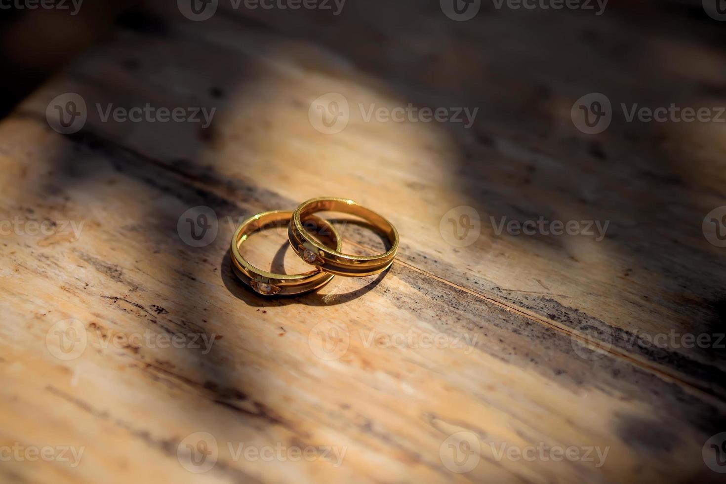 un anillo de oro para la boda foto