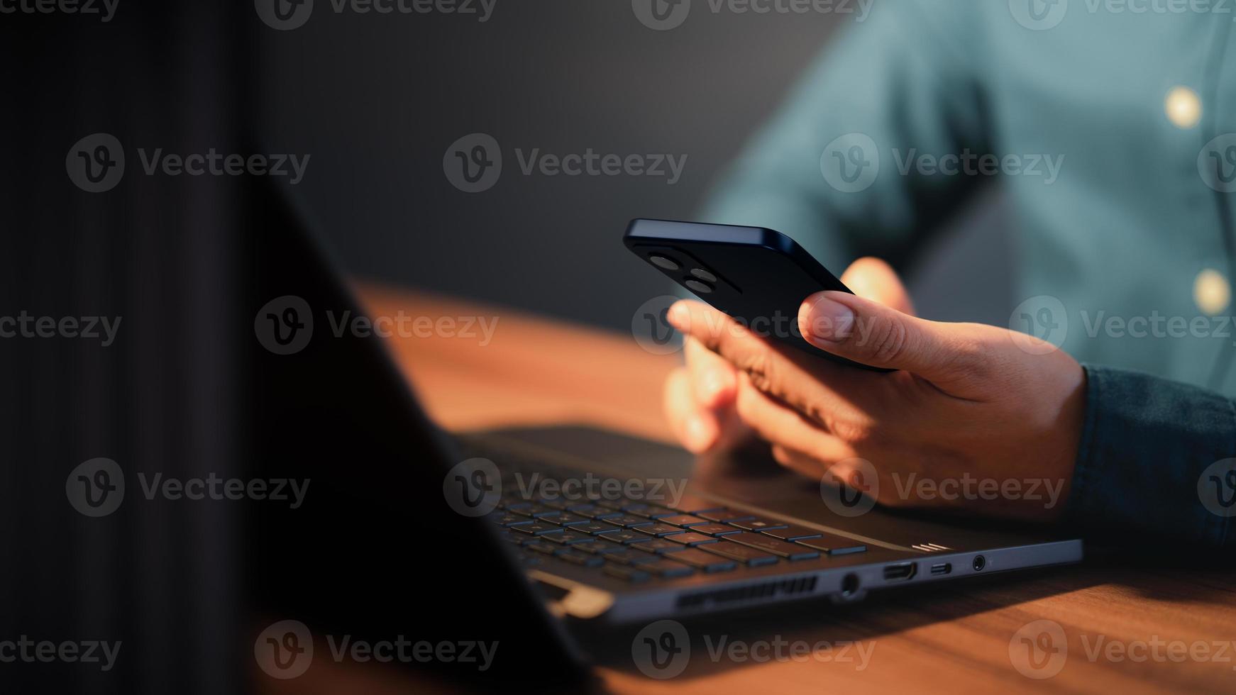 imagen de primer plano de un hombre que sostiene y usa un teléfono móvil o un teléfono inteligente. foto