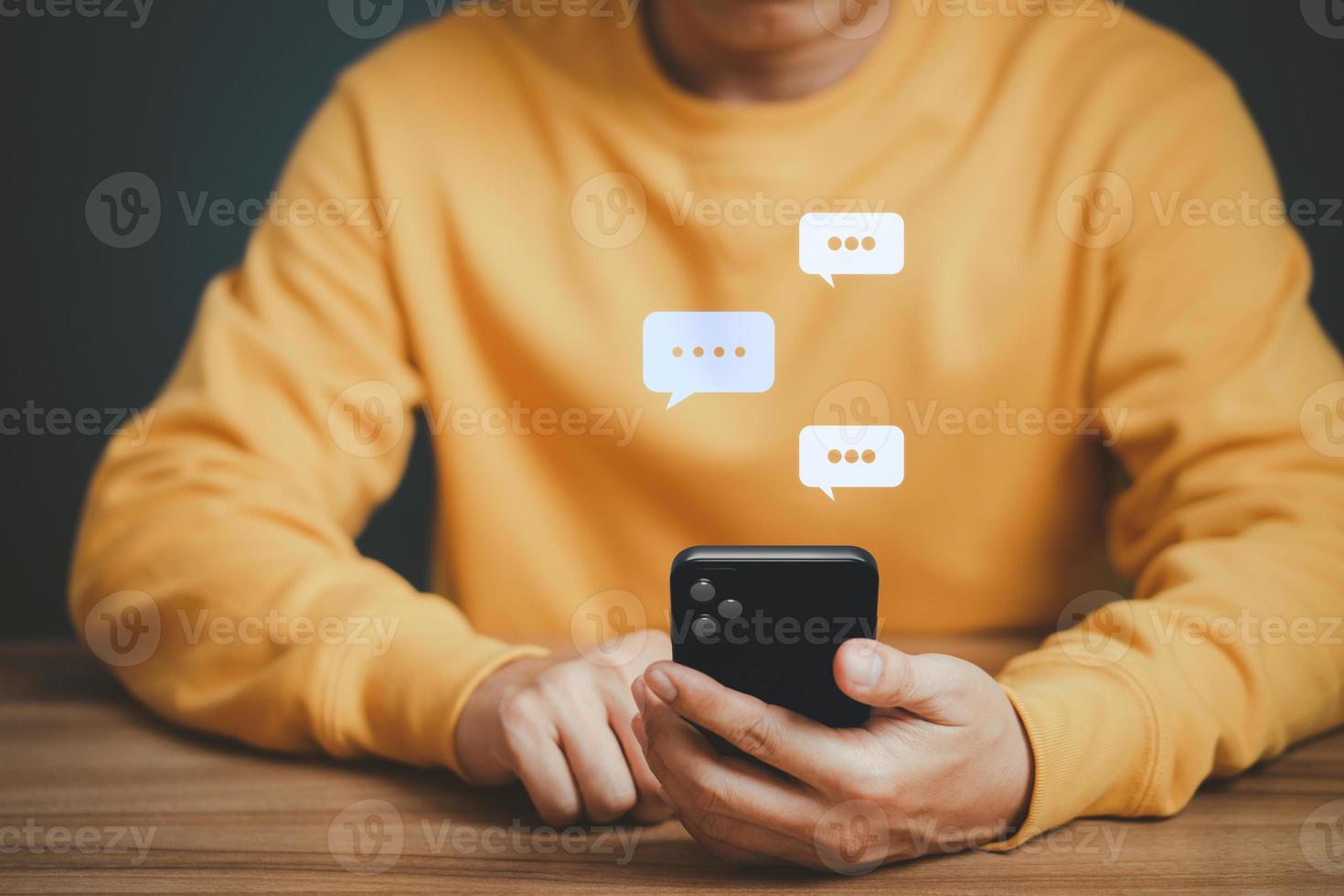 mano del hombre usando el teléfono inteligente escribiendo chat en vivo chateando en la comunicación de la aplicación web digital y el concepto de red social. cuadro de chat de la aplicación de redes sociales. foto