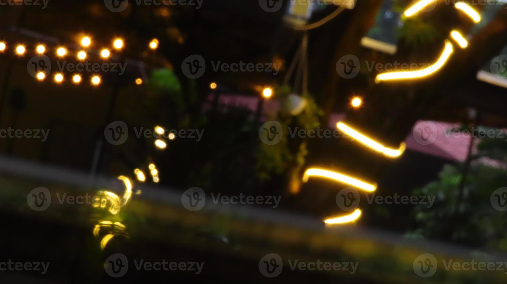 imagen de un bokeh callejero borroso con luces de colores en la noche para uso de fondo foto