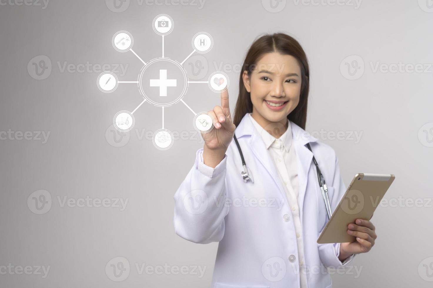 retrato de una doctora segura de sí misma sobre un estudio de fondo blanco, concepto de tecnología médica y asistencia sanitaria. foto