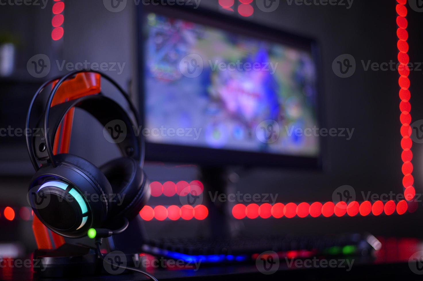 fondo de auriculares con computadora jugando juegos en línea escritorio de transmisión foto