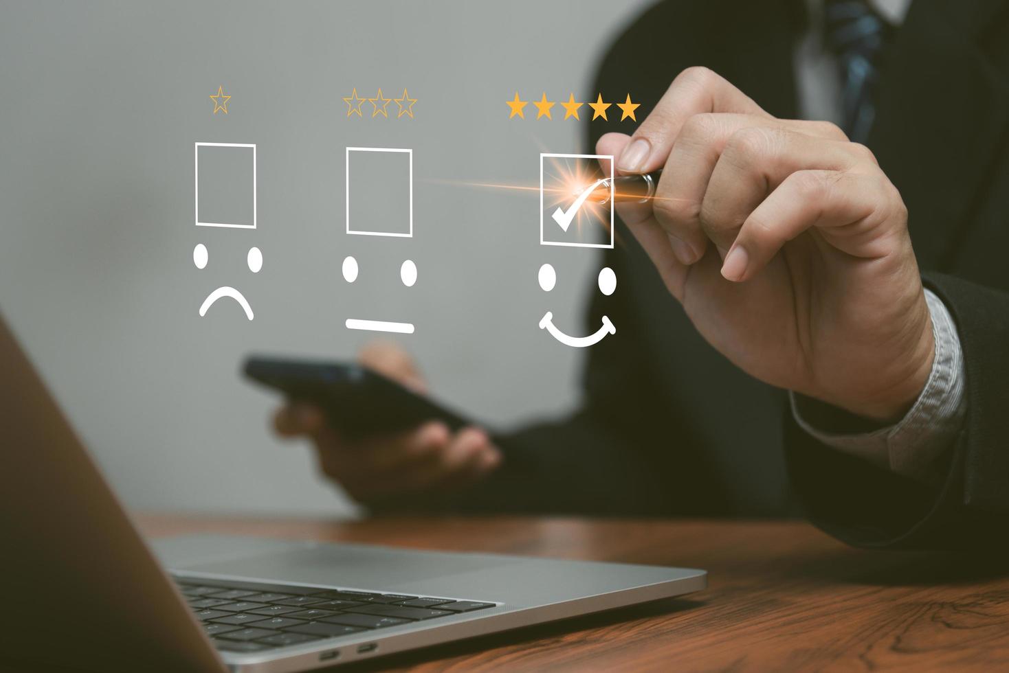 la gente de negocios usa encuestas de computadoras portátiles y califica la satisfacción dando una forma de 5 estrellas en una calificación de satisfacción de pantalla digital virtual. concepto de encuesta.servicio al cliente foto