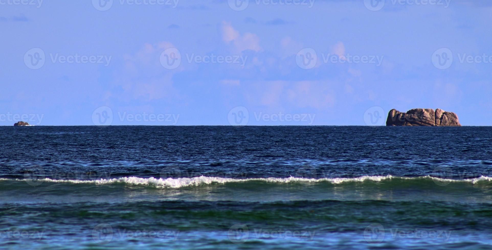 impresionantes olas del océano índico en las playas de la isla paradisíaca seychelles foto