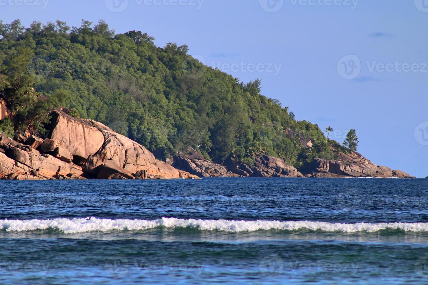 impresionantes olas del océano índico en las playas de la isla paradisíaca seychelles foto