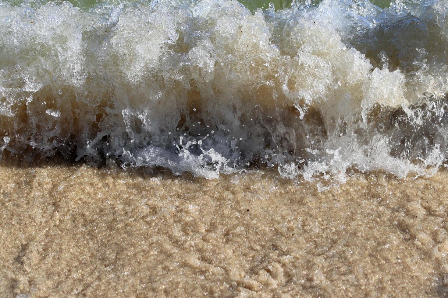 impresionantes olas del océano índico en las playas de la isla paradisíaca seychelles foto