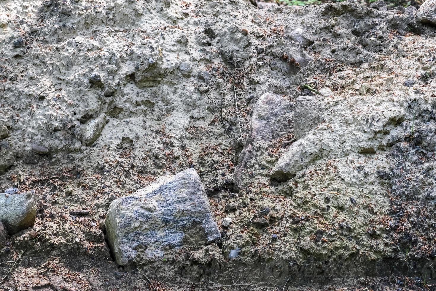 vista detallada de primer plano sobre guijarros y piedras en una textura de suelo de grava foto