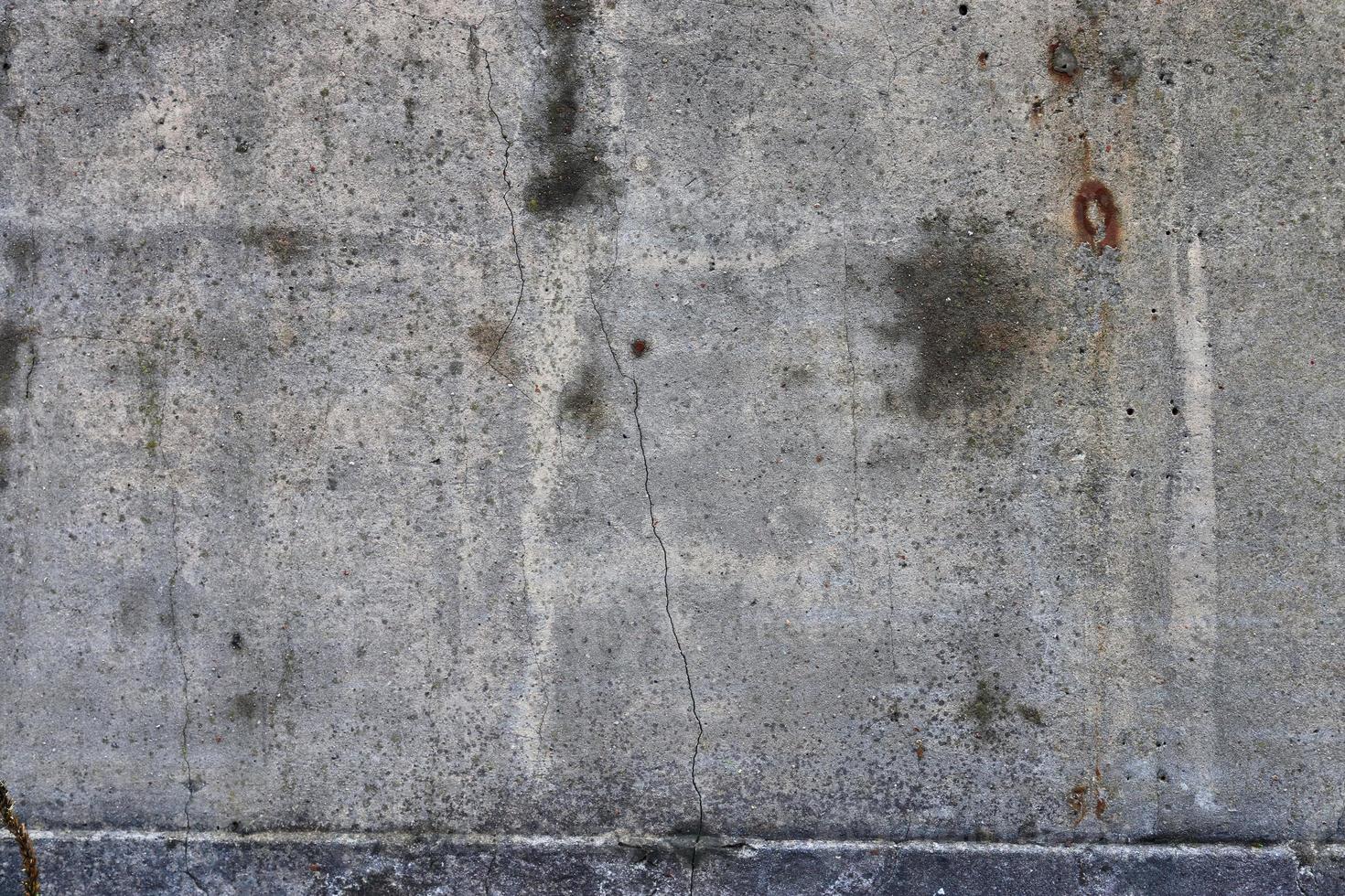 vista de cerca detallada sobre paredes de hormigón envejecidas con grietas y mucha estructura foto