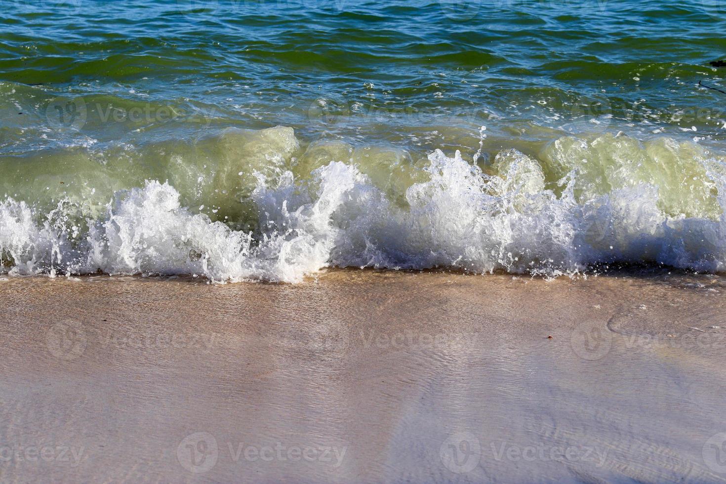 impresionantes olas del océano índico en las playas de la isla paradisíaca seychelles foto