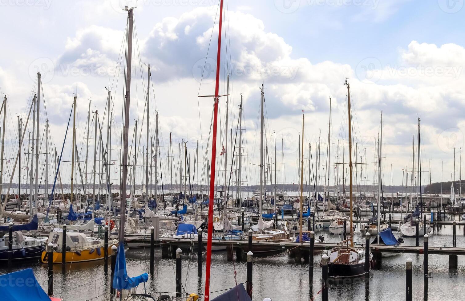 muchos barcos en el puerto deportivo de schilksee cerca de kiel en alemania. deporte olímpico de vela schilksee foto