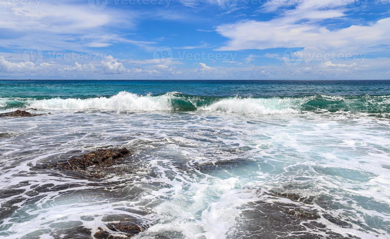 impresionantes olas del océano índico en las playas de la isla paradisíaca seychelles foto