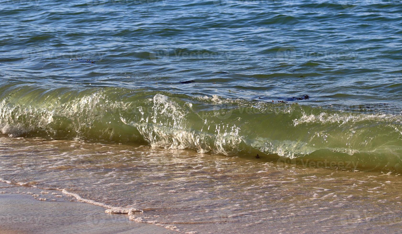 impresionantes olas del océano índico en las playas de la isla paradisíaca seychelles foto