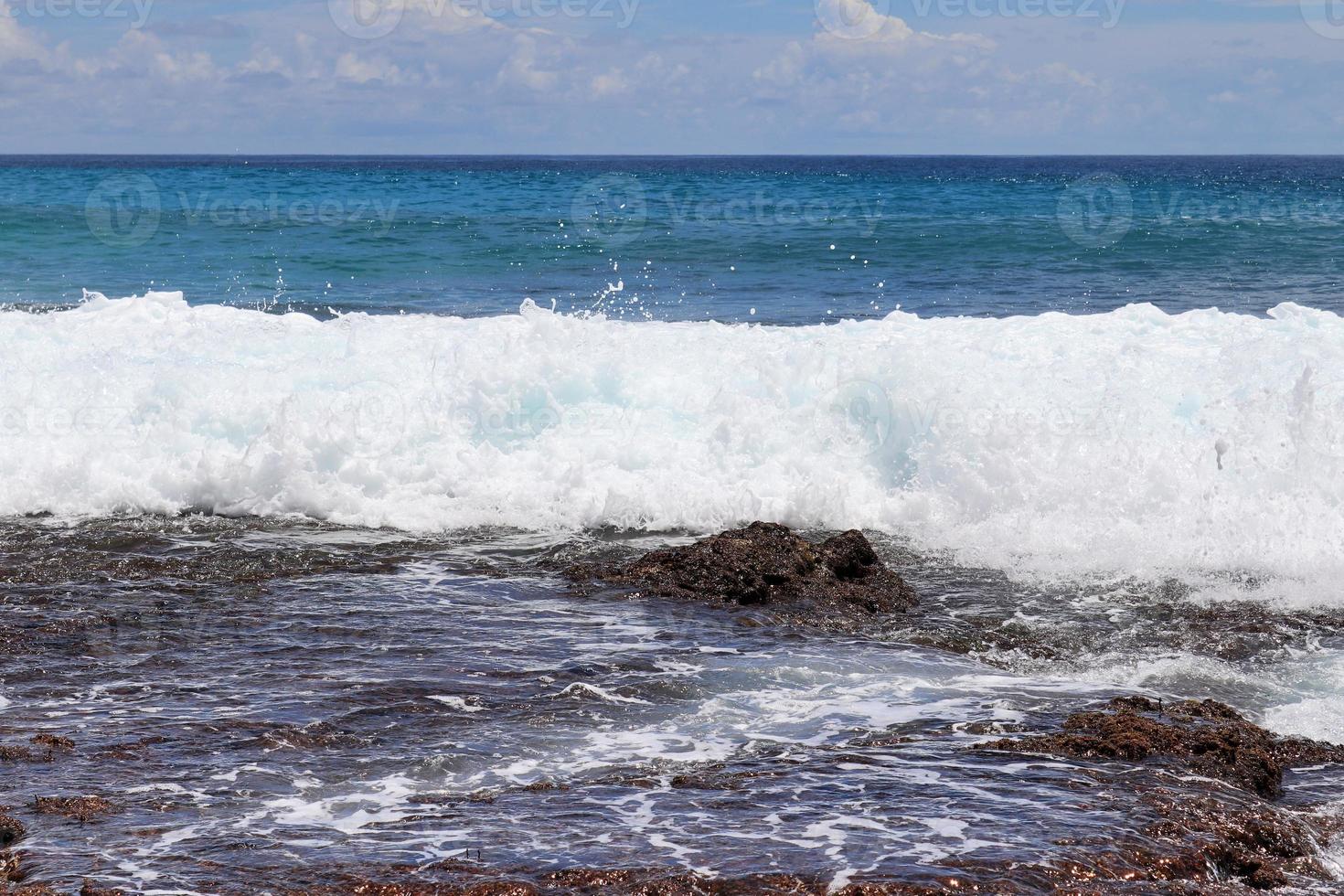 impresionantes olas del océano índico en las playas de la isla paradisíaca seychelles foto