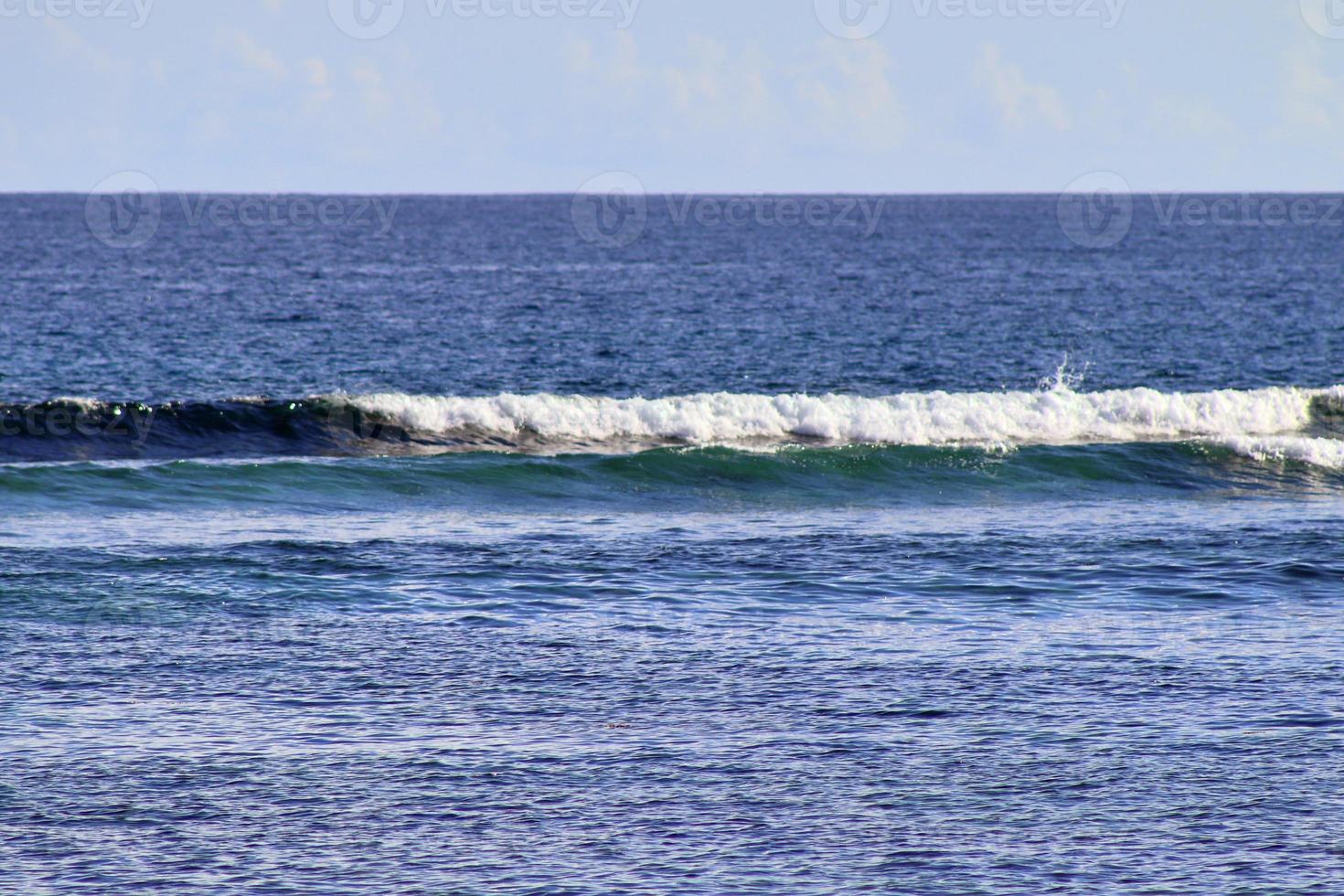 impresionantes olas del océano índico en las playas de la isla paradisíaca seychelles foto