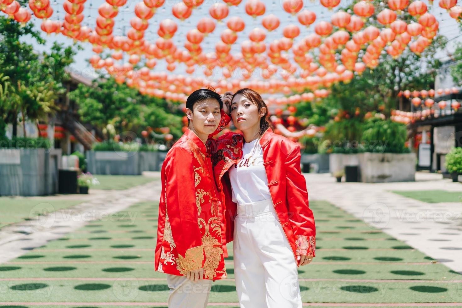 feliz joven pareja asiática en vestidos tradicionales chinos foto