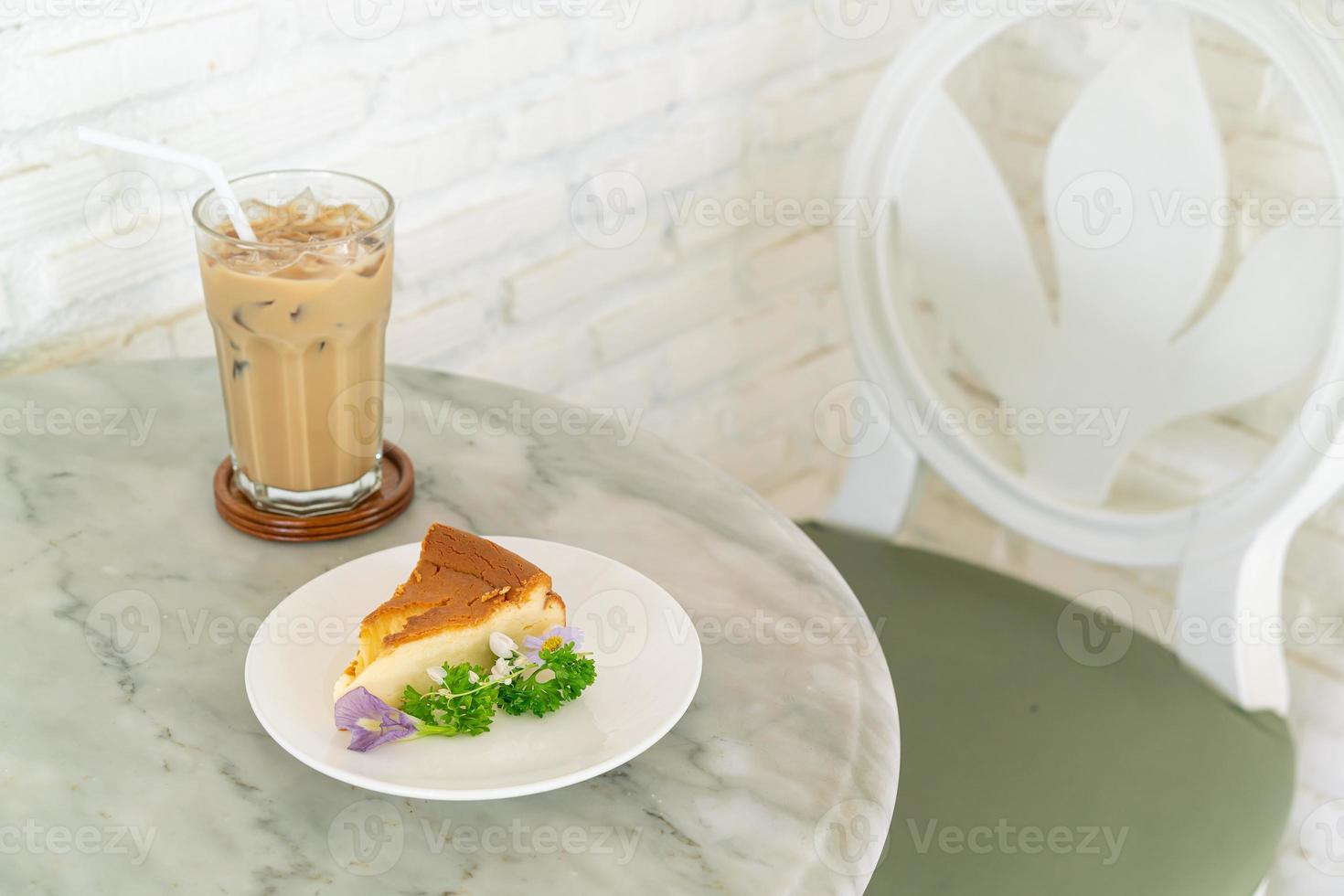 Pastel de queso quemado vasco en un plato foto