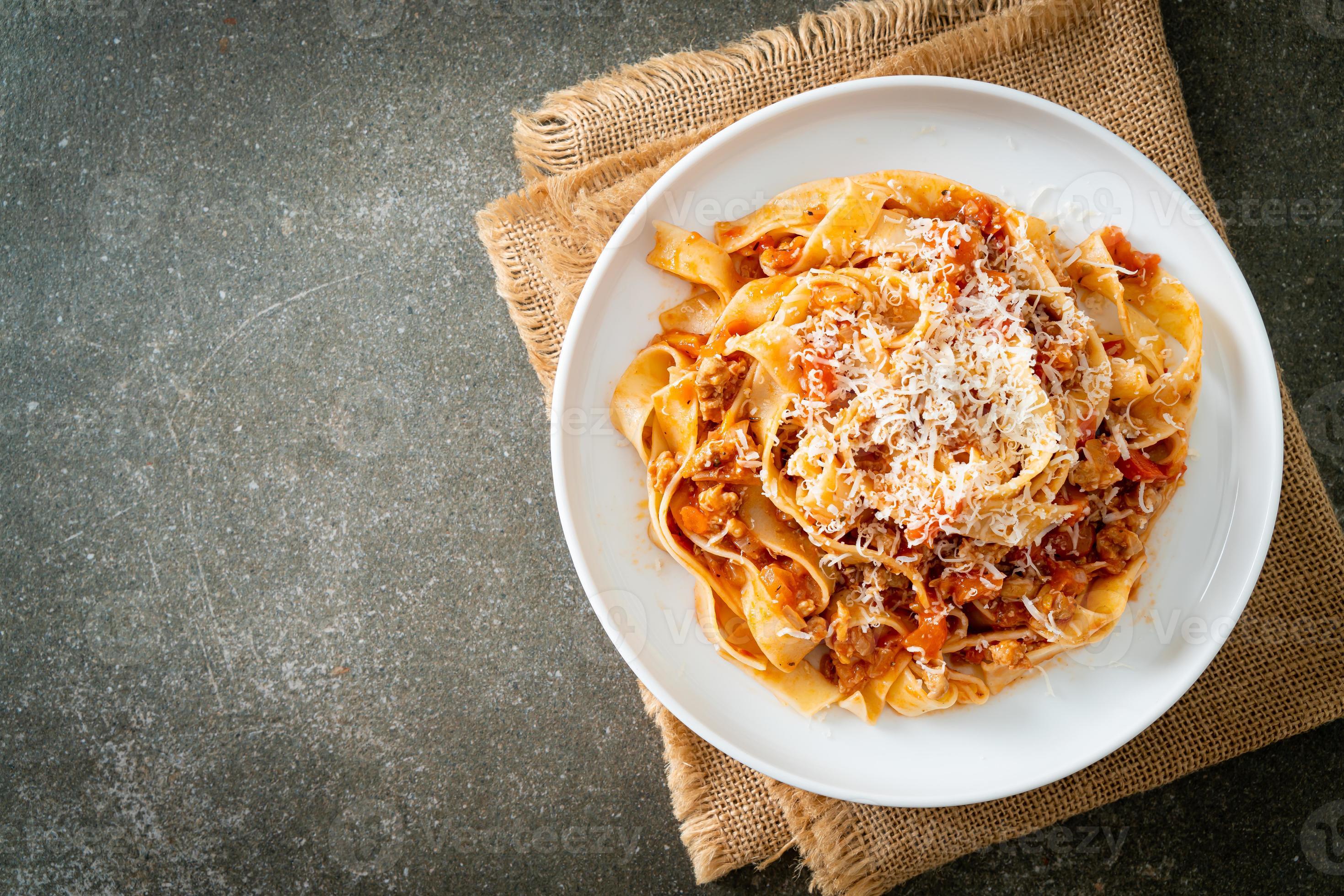 Fettuccine de pasta casera a la boloñesa con queso 11891105 Foto de stock  en Vecteezy