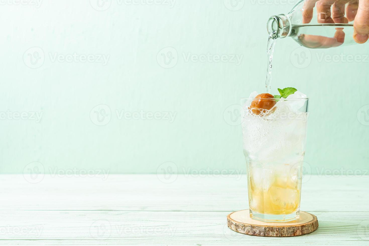 jugo de ciruela helado con soda y menta foto