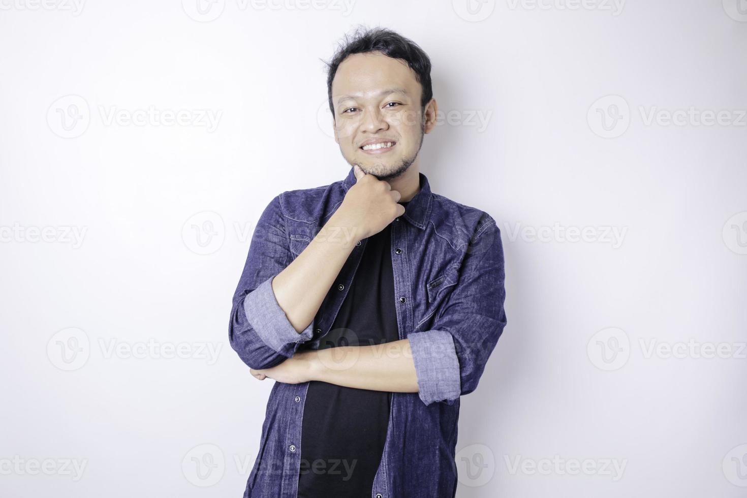 retrato de un joven asiático pensativo con camisa azul marino mirando a un lado preguntándose opciones foto