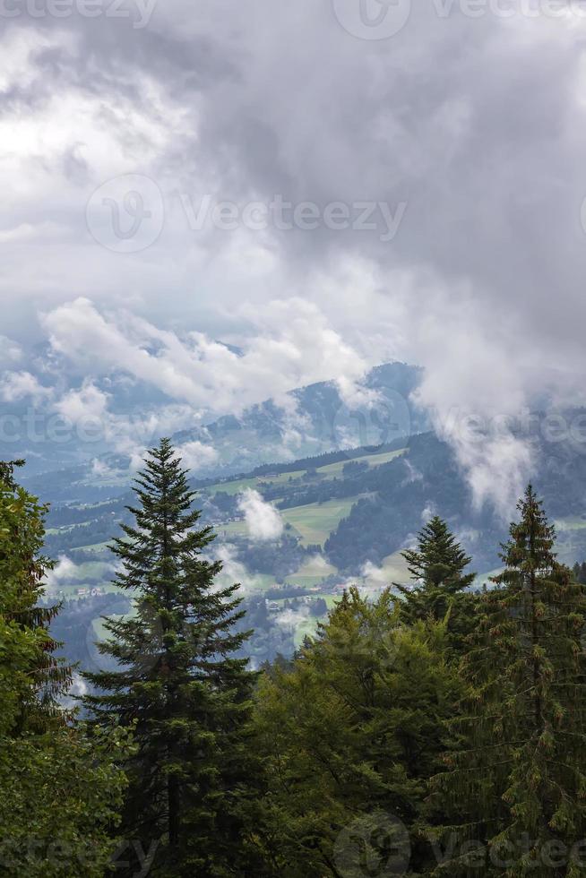 paisaje de belleza con vapor sobre la montaña. vista vertical foto