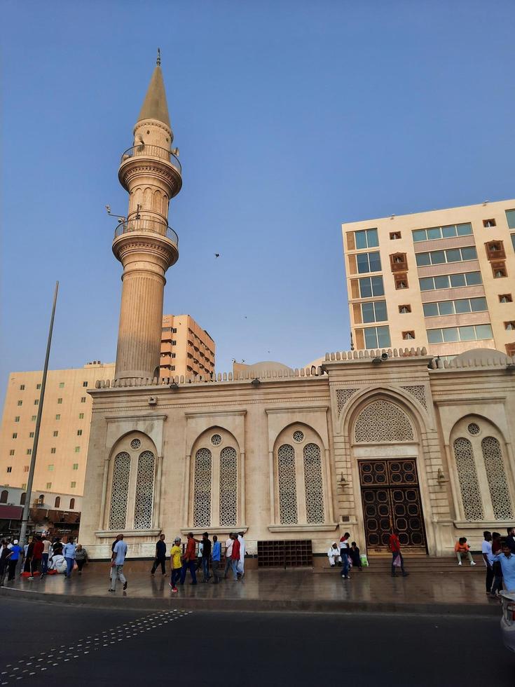 jeddah, arabia saudita, septiembre de 2022 - por la noche, hay un gran número de personas y vehículos en las calles de balad, jeddah. balad es el principal centro comercial de jeddah, arabia saudita. foto