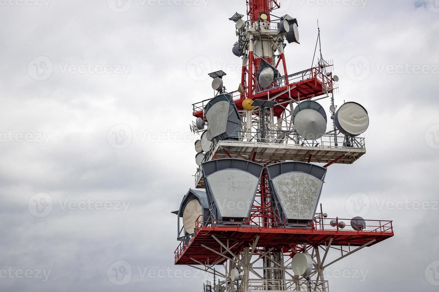 una parte de la torre de comunicación con dispositivos de control y antenas, transmisores y repetidores para comunicaciones móviles e Internet foto