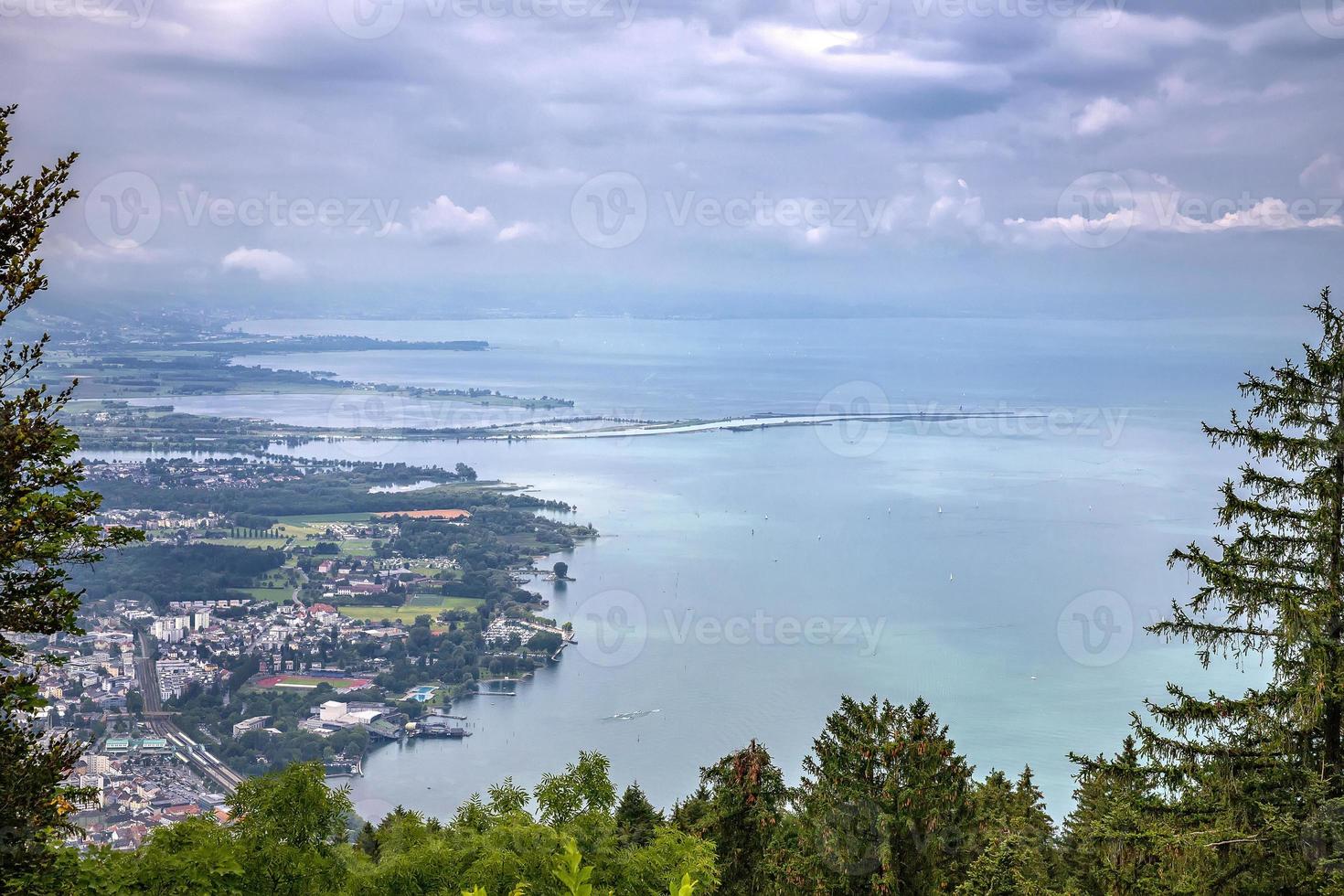 vista aérea de pfander al lago bodensee de constanza con las ciudades históricas de lindau y bregenz foto