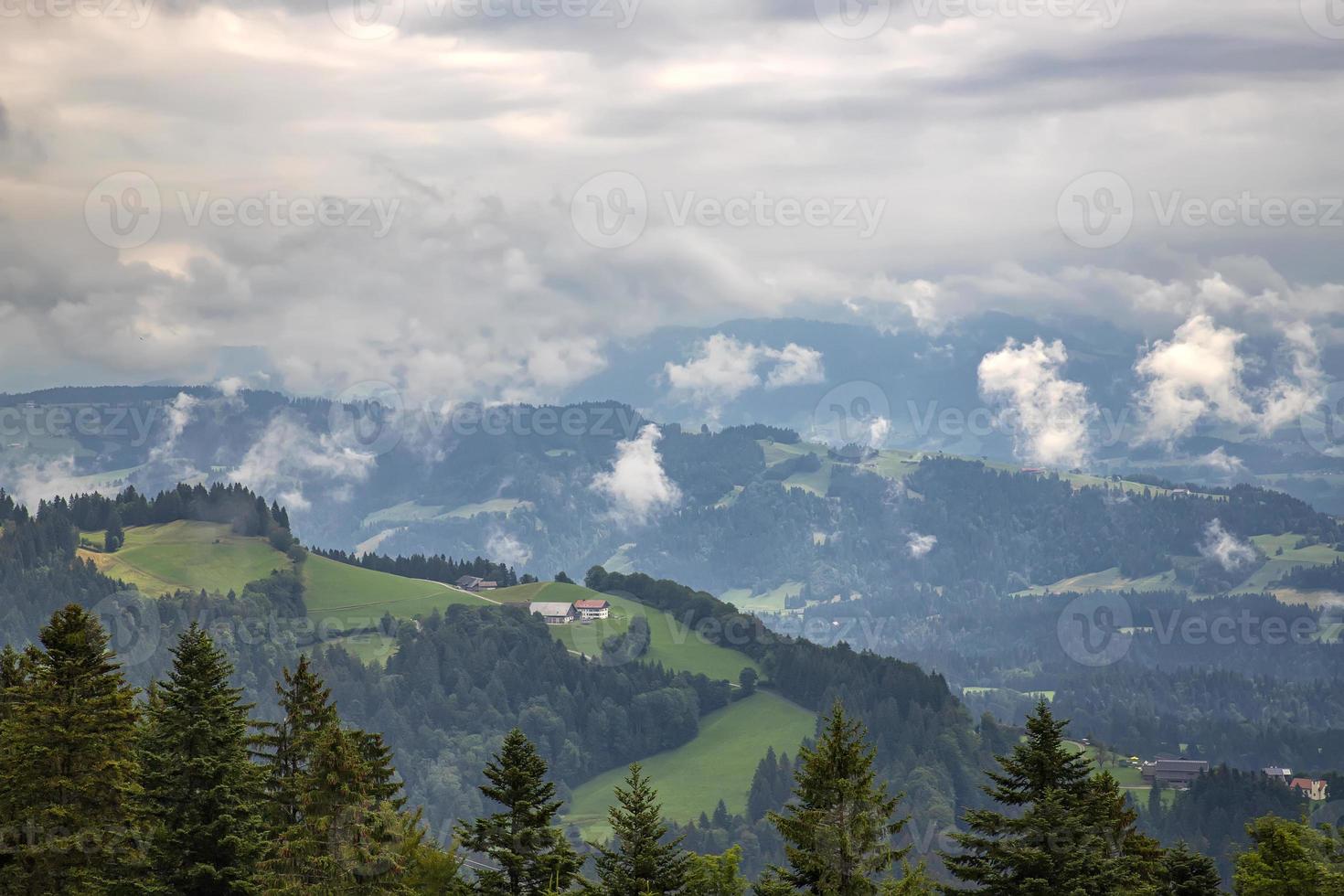paisaje de belleza con vapor sobre la montaña foto