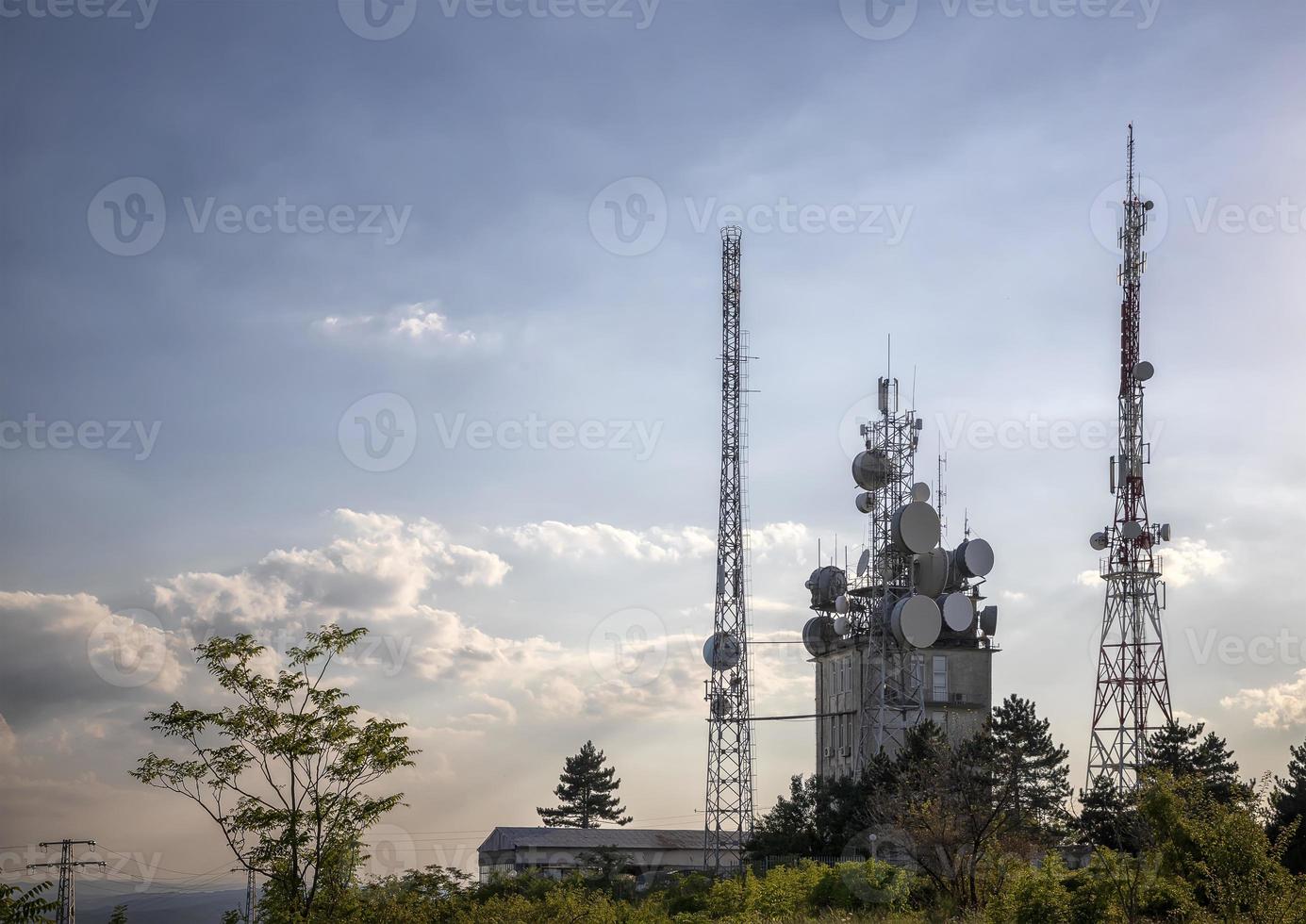 torre de comunicación con dispositivos de control y antenas, transmisores y repetidores para comunicaciones móviles e internet foto