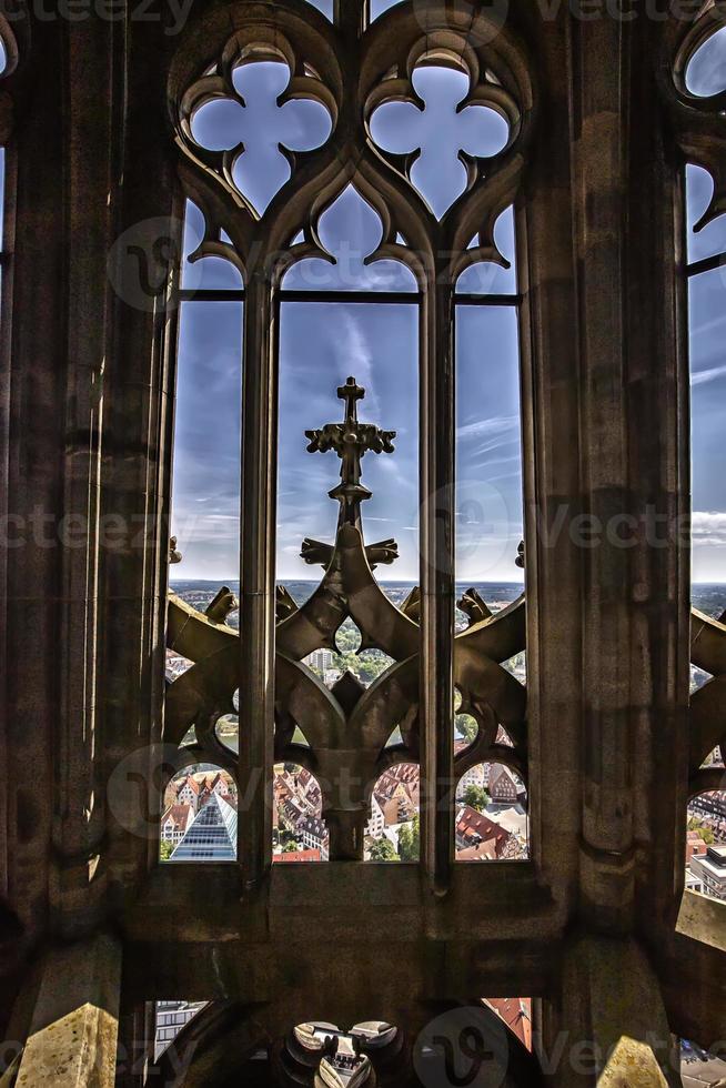 detalle de la arquitectura, la ventana de la torre de la iglesia en ulm, alemania foto