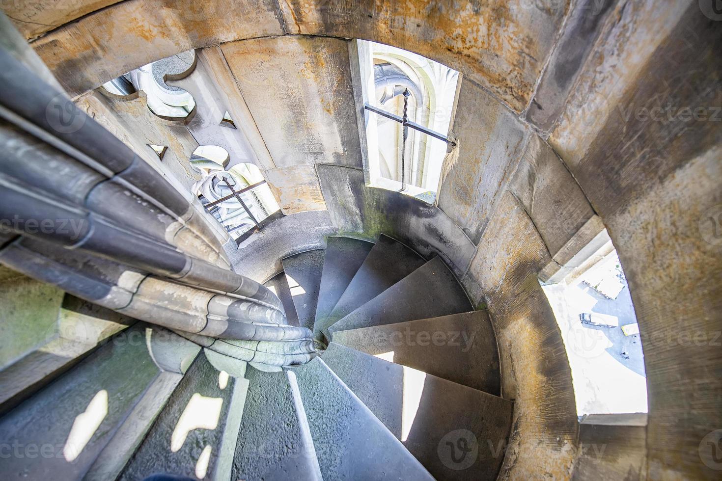 escaleras dentro de la torre de la catedral de ulm, alemania foto