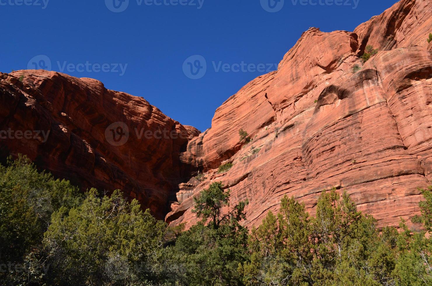 rocas rojas reunidas en ángulo en arizona foto