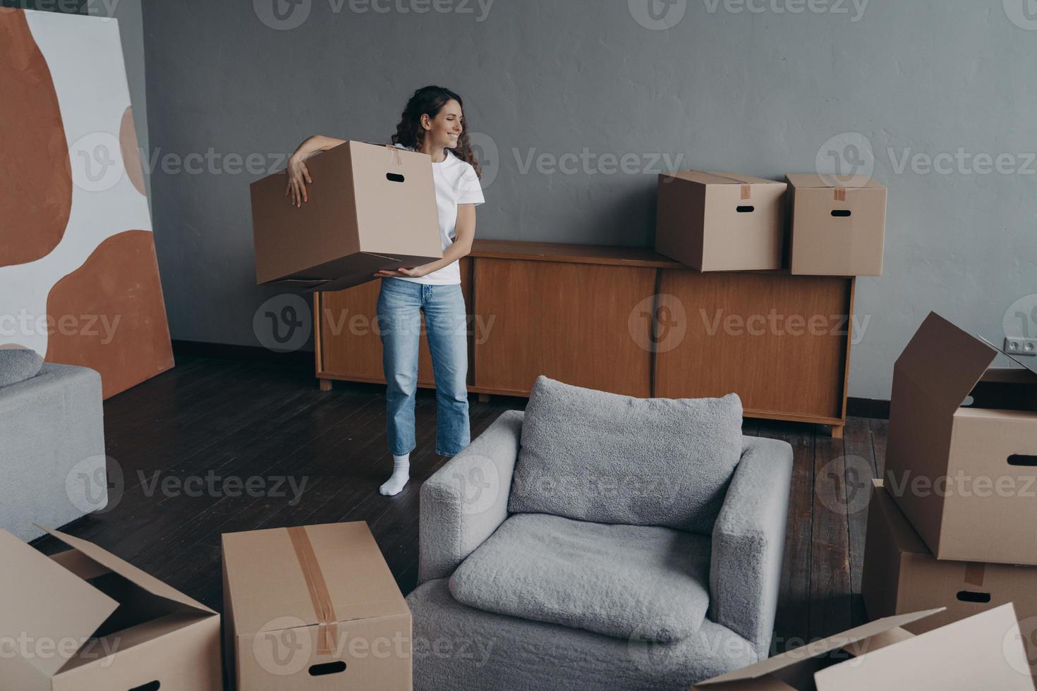 mujer sonriente sosteniendo una caja de cartón, mudándose a un nuevo hogar. préstamo bancario e hipoteca, concepto de arrendamiento foto