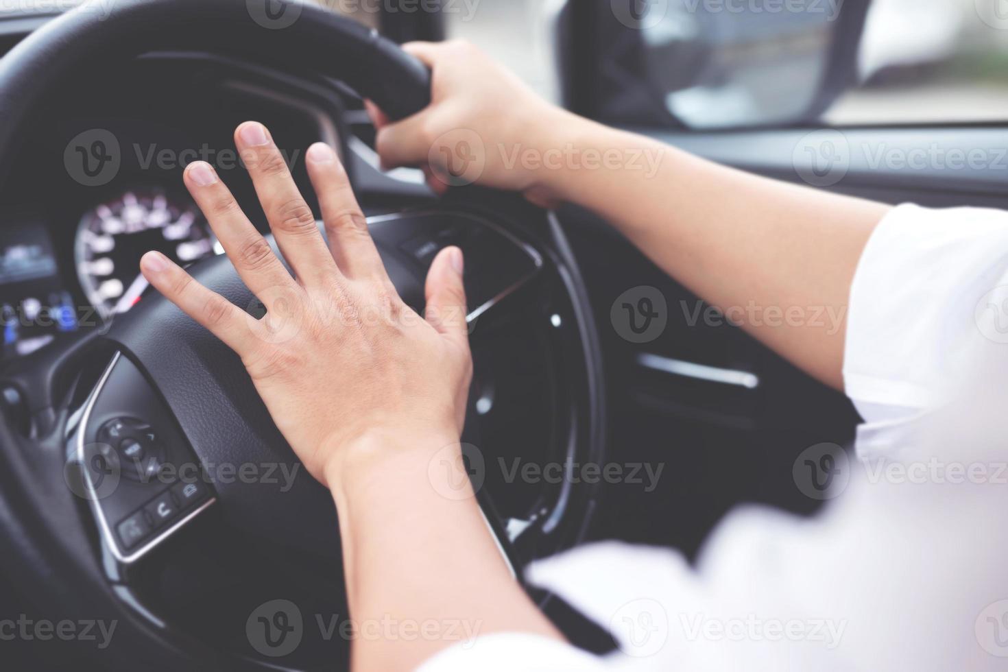 Honk the car to prevent accidents photo